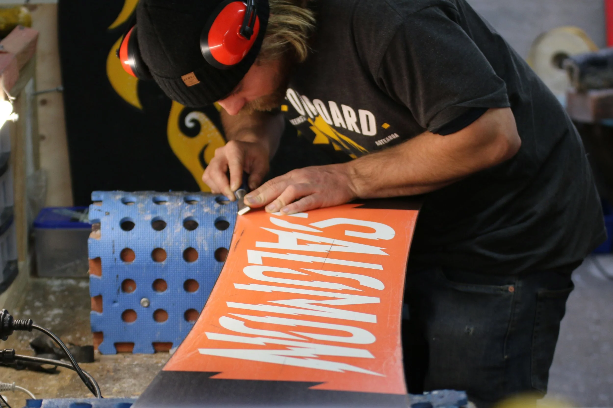 Prepping the scratches with a chisel to remove the impurities before petexing