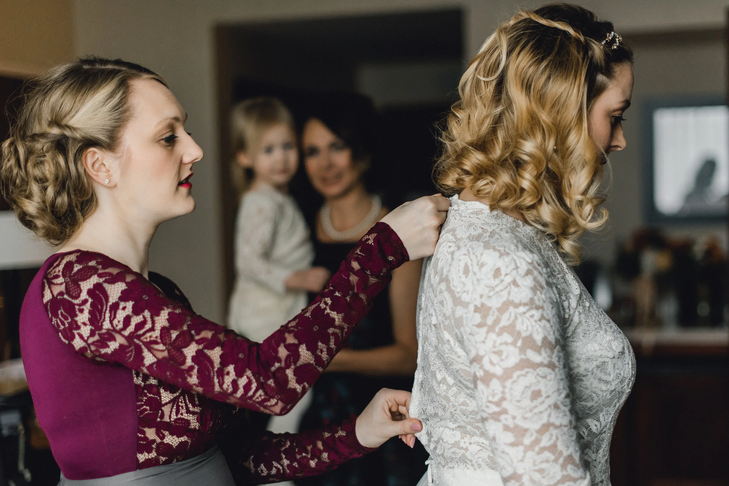 quality-gardens-valencia-wedding-getting-dressed.jpg