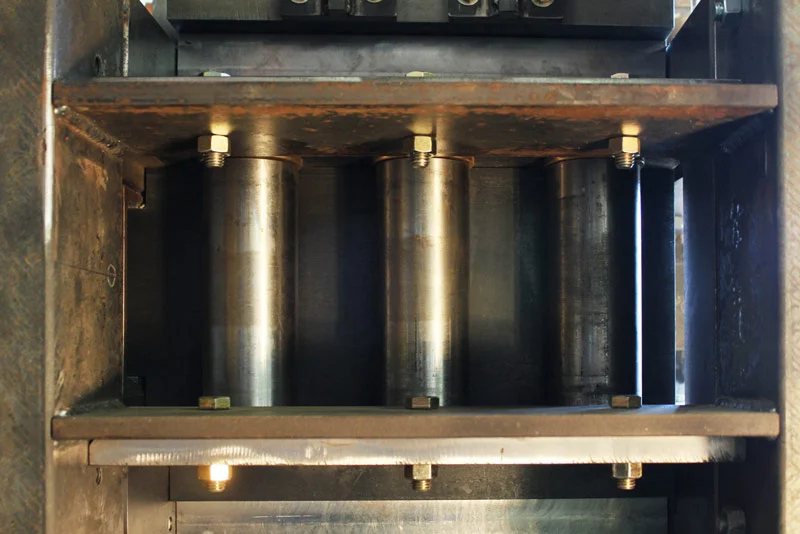 Take a look under the hood. High strength steel rollers and machined bronze bushings resist 100,000 pounds of outward force yet allow the block to readily slide out of the compression chamber.
