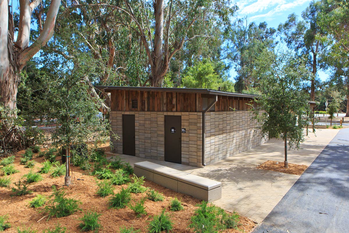 Not for your run of the mill mason: stacked bond, three different block heights, four different colors, dark mortar and deeply raked horizontal joints. No big box store mentality here. Image credit : © SkyHawk Photography - Brian Haux