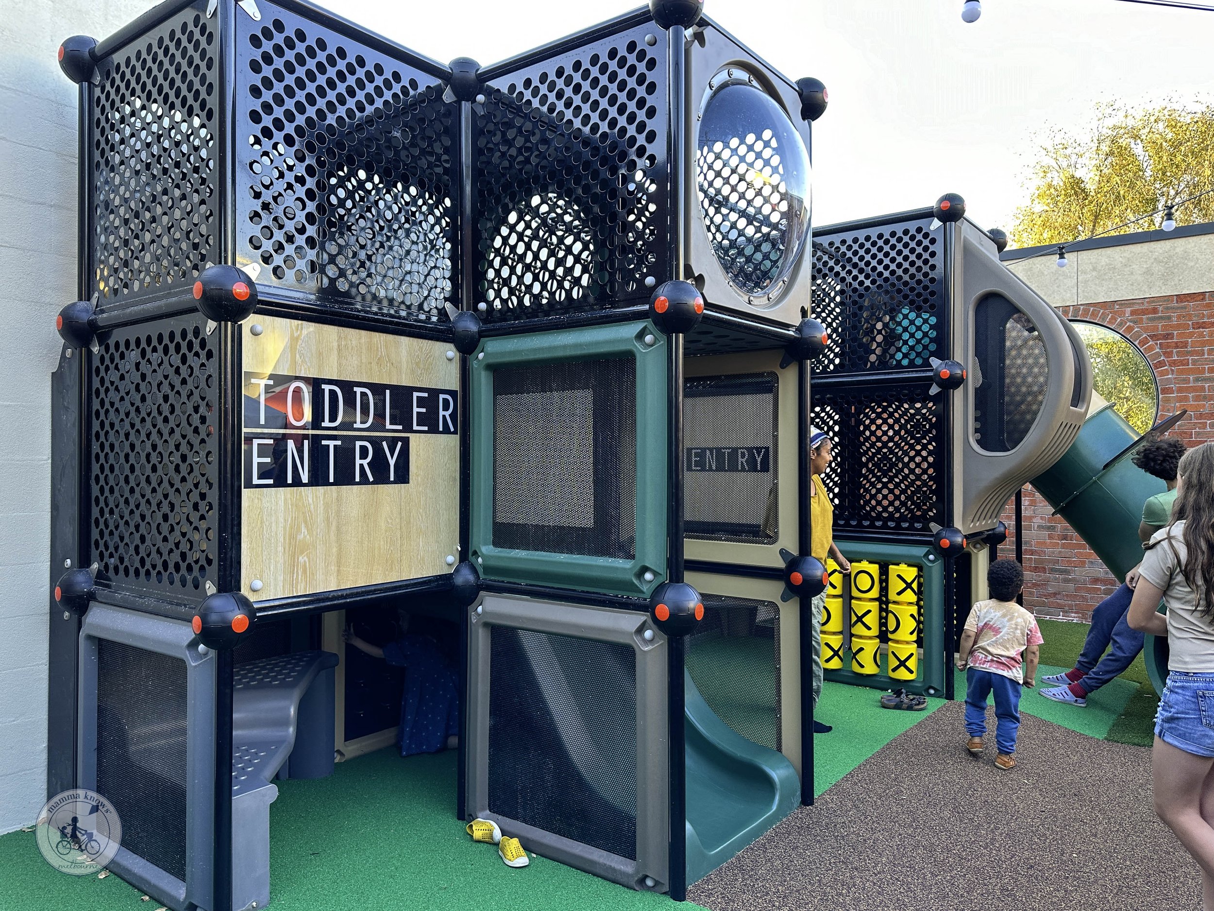 Top 4 pubs with play areas in the west