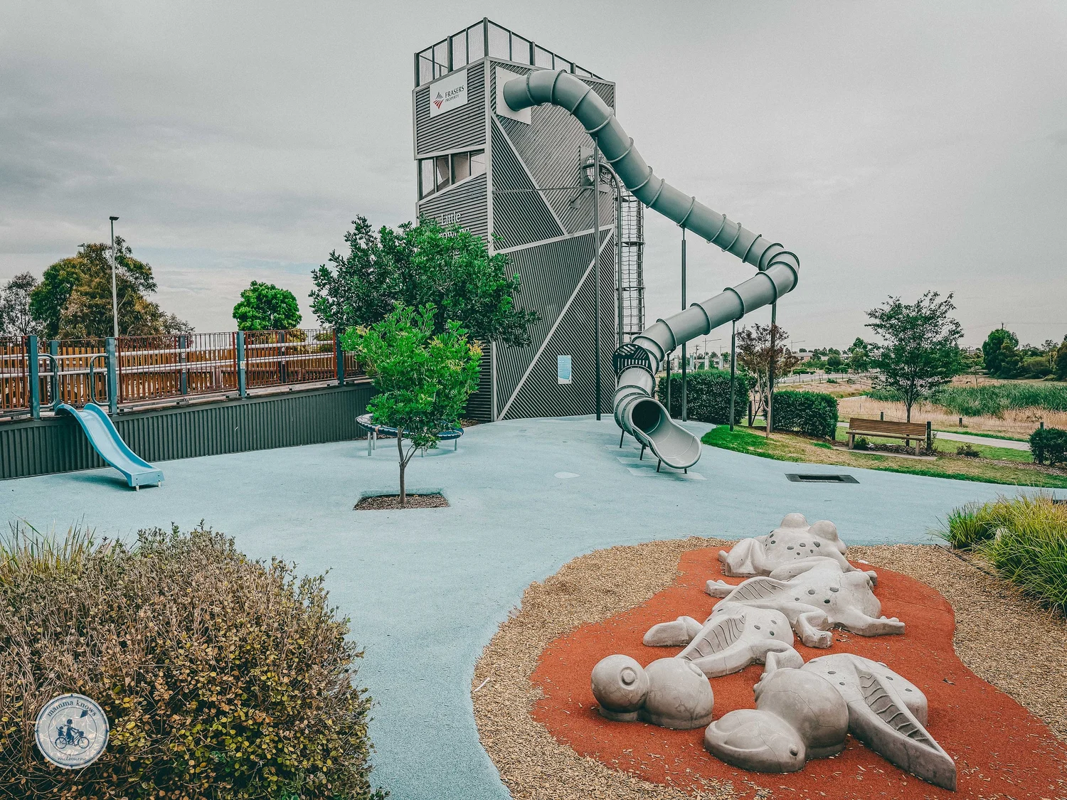 little growling cafe and playground