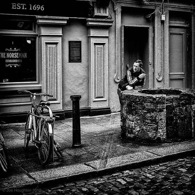 Morning cuppa... Saw this chap on the way in to town this morning, just taking a few minutes with a fag and a cuppa ... Fuiji X100s, 1/250th sec, f/5.6, ISO 400, 23mm. New gallery to buy my prints now at https://houghtonphoto.darkroom.tech #fujifilm #dublinisblackandwhite #dublindaily #streetshots #dailydublin