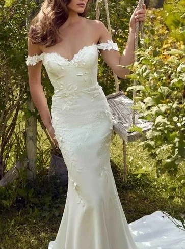 Meet Memphis just arrived!
A Fit-n-Flare gown with lace and 3D appliques, crepe, unlined Chantilly lace-champagne tulle back bodice, buttons to end of train.

Eddy K EK1864
Sample Size 12

@eddyk_bridal 

#newarrival #fitnflareweddingdress #crepewedd