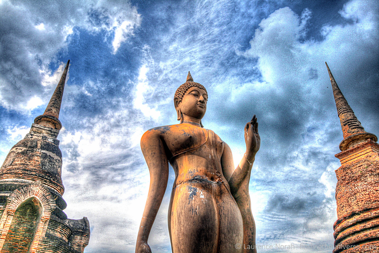 Two wats one statue hdr.jpg