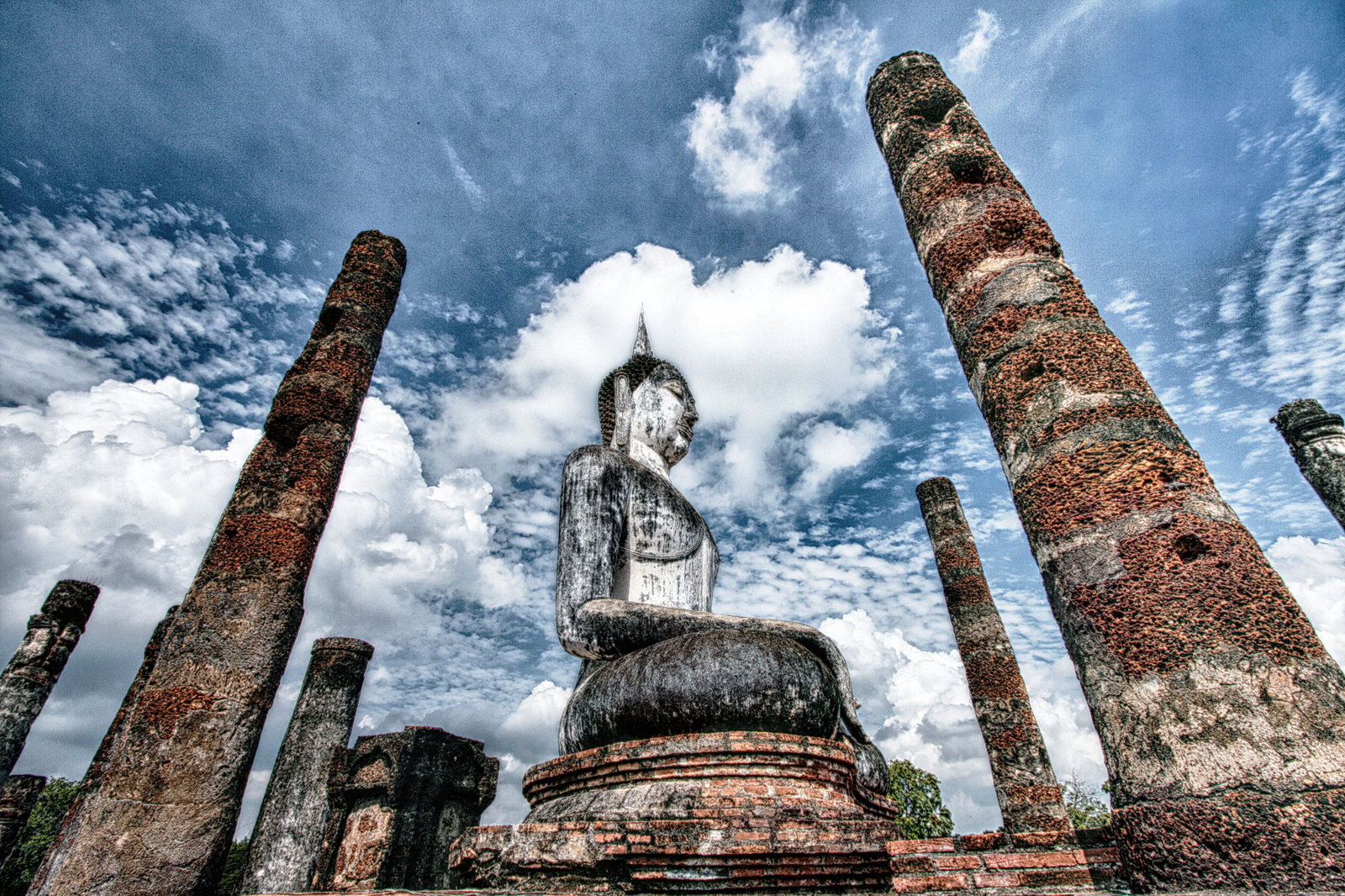 Sukhothai buddha statue HDR.jpg