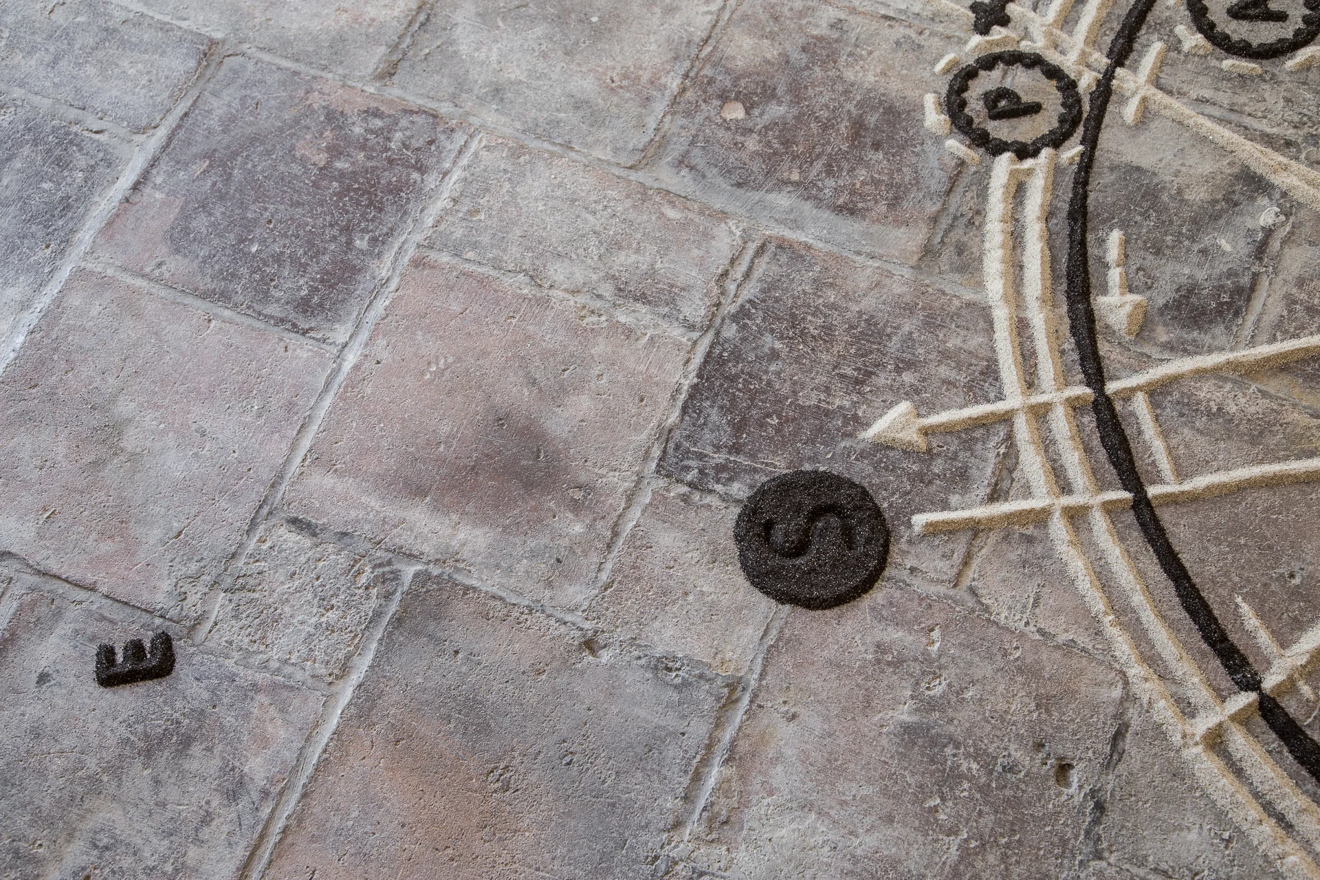   Idus Martiae movement diagram, detail,  2016  120  x 100 inches Sand and soil Photo: Imagem Fixa 
