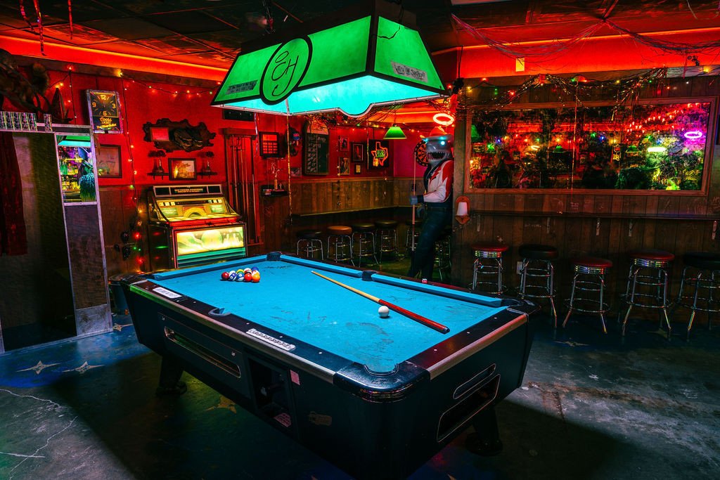 🤠Cowboix Hevvven - Where Everyday is Friday Night⁠
An inter dimensional dive bar.... inside Radio Tave - the 5th permanent exhibition from @meow__wolf.⁠
⁠
Created by @colebeewilson and the artists at #meowwolf, this bar is comfortable and familiar w