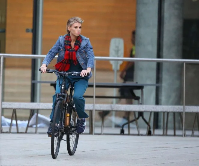 Charlotte-McKinney--On-the-set-of-Flatliners--greenstarbikes.jpg