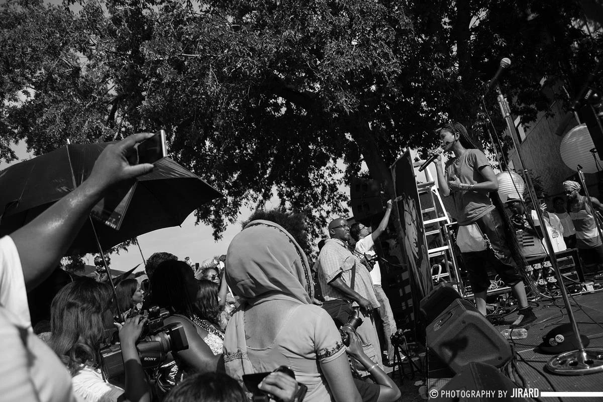 2013, Sept 7th: Dr Gorilla painting with Erykah Badu at the Natural Hair Parade & Festival. Photo by Jirard.