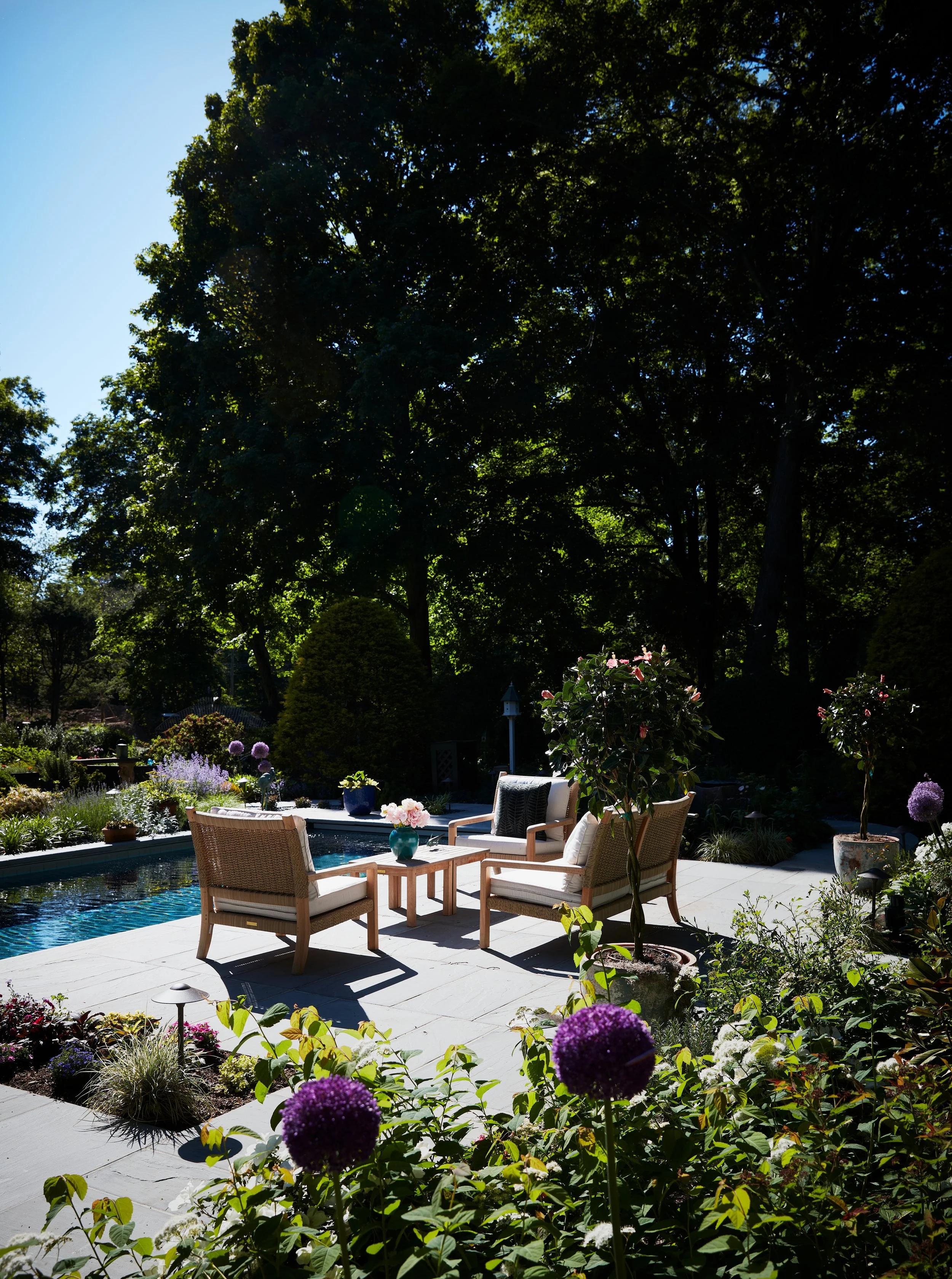 HeronHouse_04_Teak-and-stone-at-the-pool_Photo-Tim-Lenz_2026.jpg