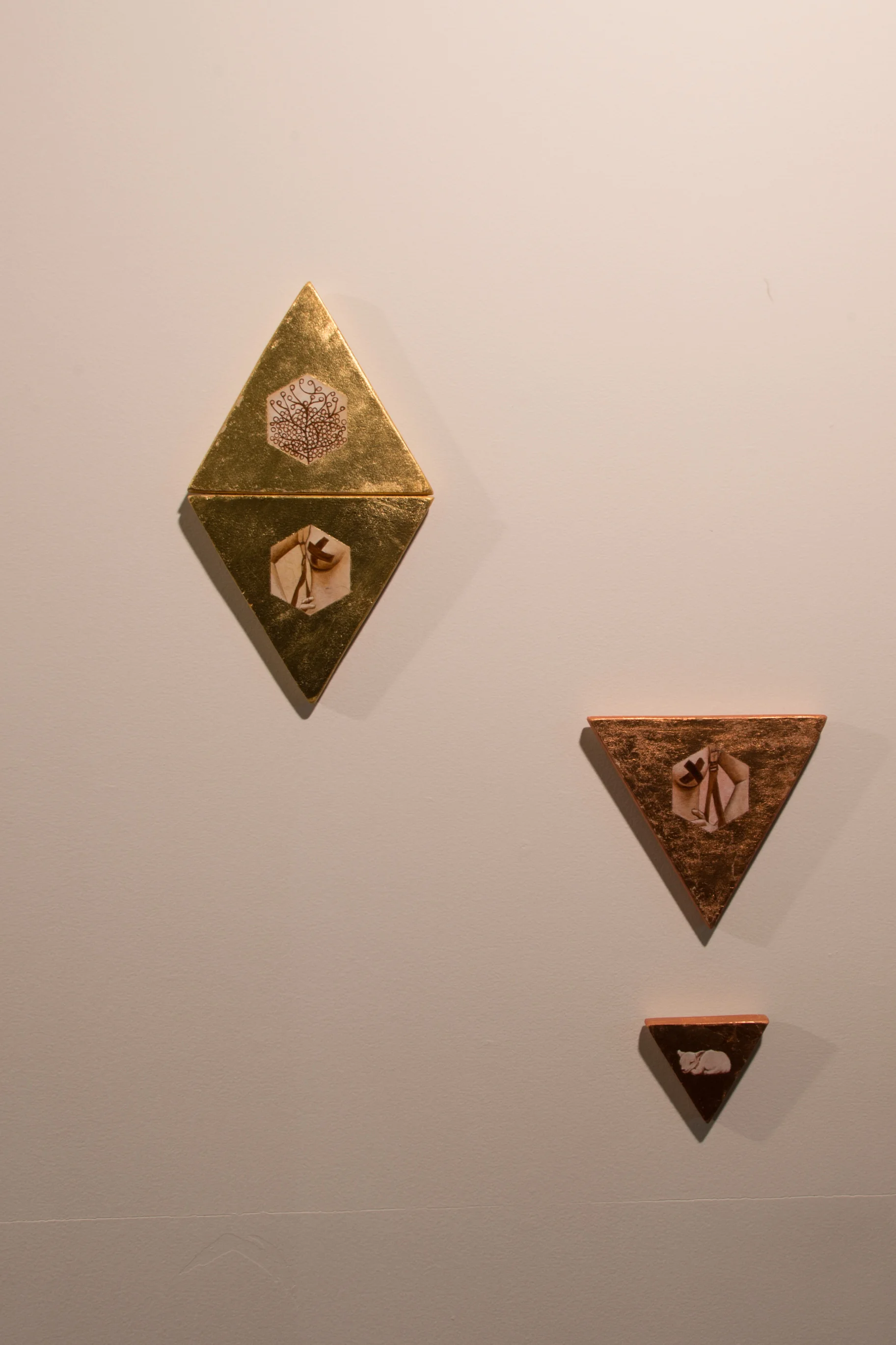 Station 8: Jesus Meets the Women of Jerusalem Elizabeth Marruffo Jesus meets the women of Jerusalem (detail) 2016, Oil on gold leaf and copper leaf on marine ply Size variable
