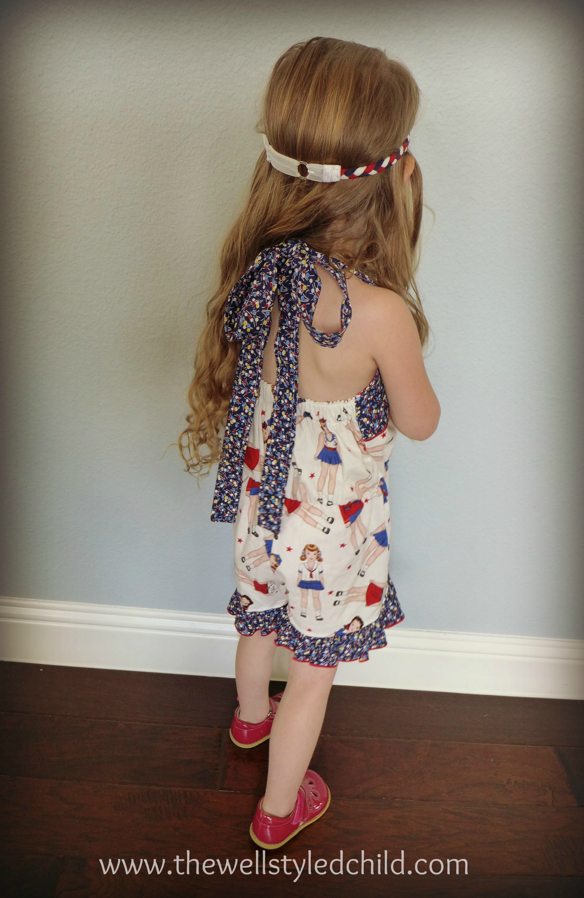 How adorable is the back of this ??!!! Love the classic, vintage flare! 