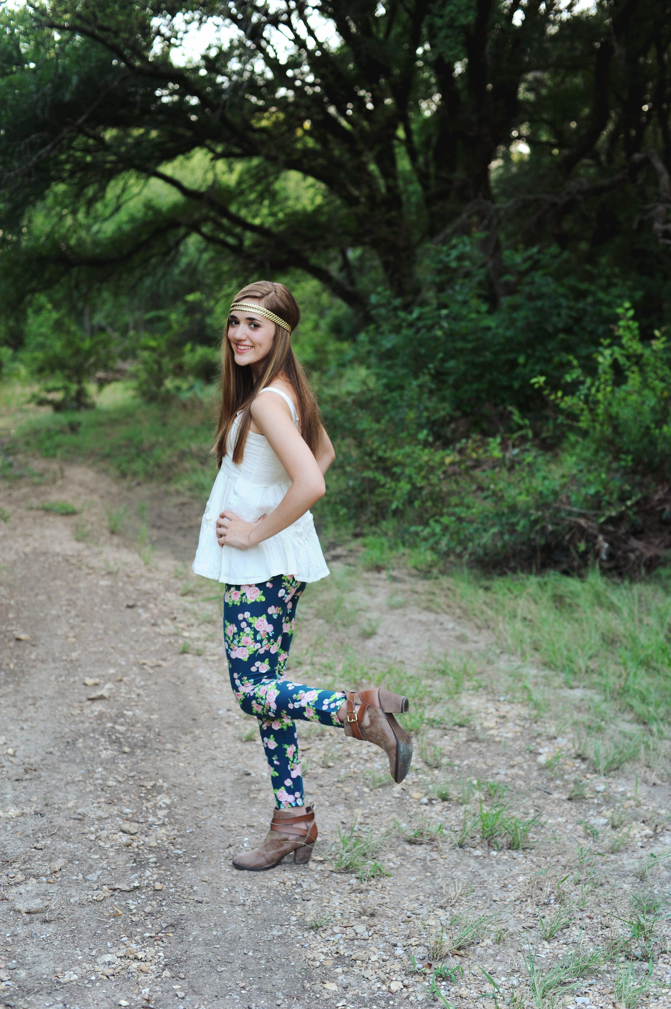 Zoe is wearing the In The Valley Jeggings here with the Make Believe Tank both from the 435 Collection 