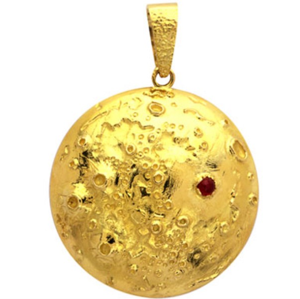moon-landing-pendant-van-cleef-arpels-1969-yellow-gold-ruby1