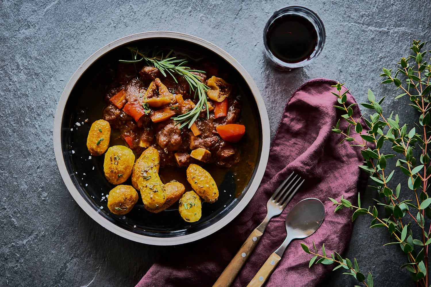 Rotwein-Eintopf mit Feigen - wärmend & aromatisch