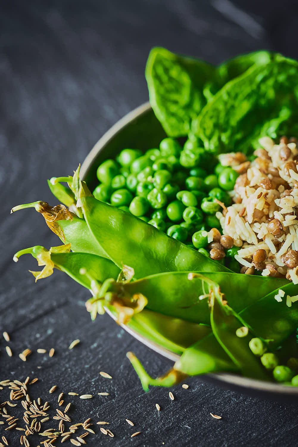 Arabischer Kreuzkümmel-Linsen-Reis mit grünem Gemüse 