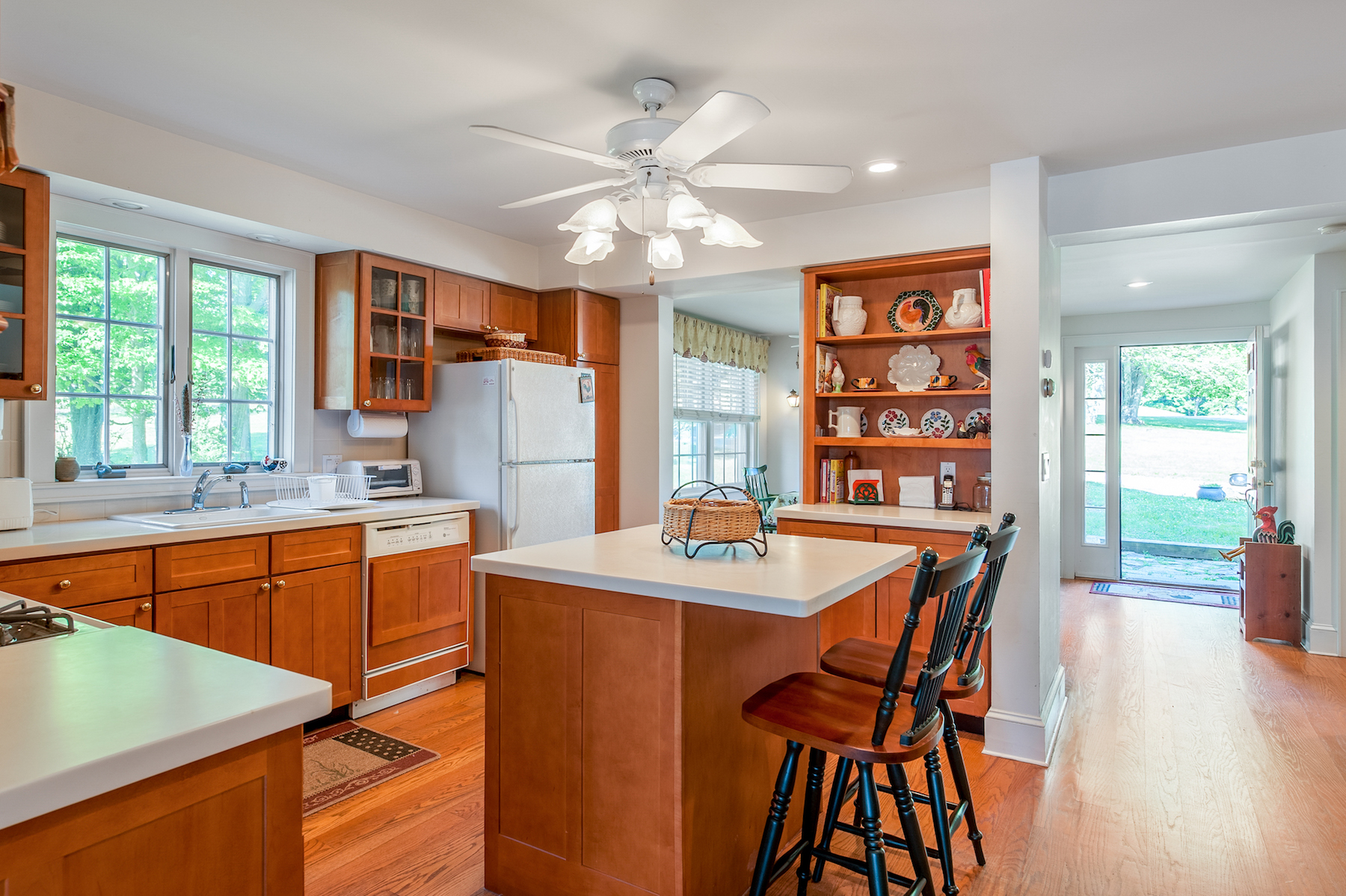 Large lakefront Catskills vacation rental Red Cottage Inc. — Fine