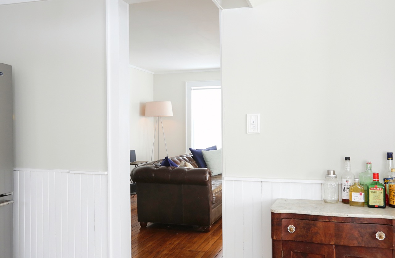 WILLOW COTTAGE KITCHEN LOOKING INTO LIVING ROOM 1_ESCAPE BROOKLYN.jpg