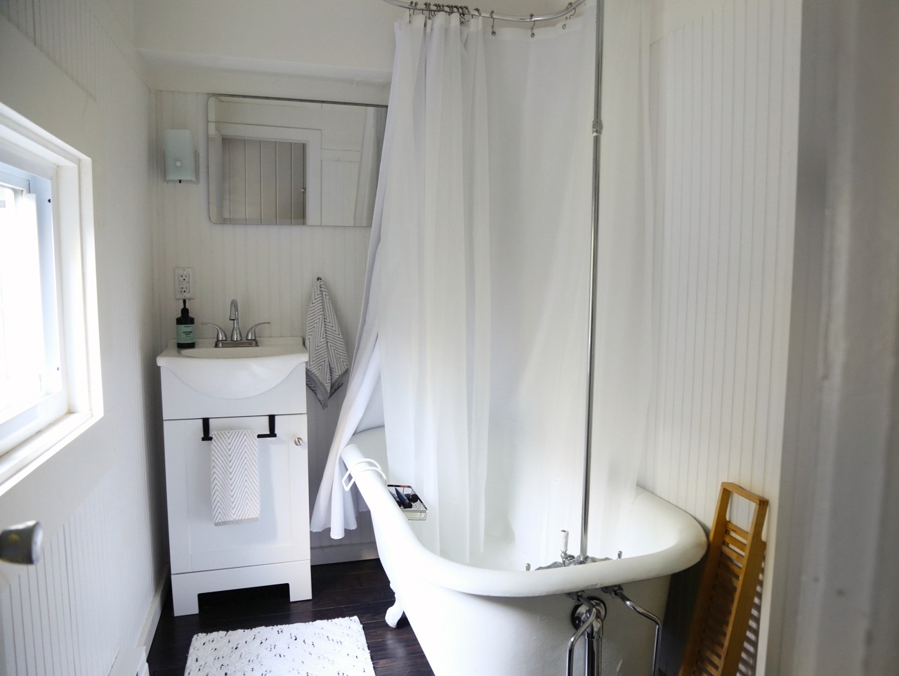 HUCKLEBERRY HOUSE DOWNSTAIRS BATH 1_ESCAPE BROOKLYN.jpg