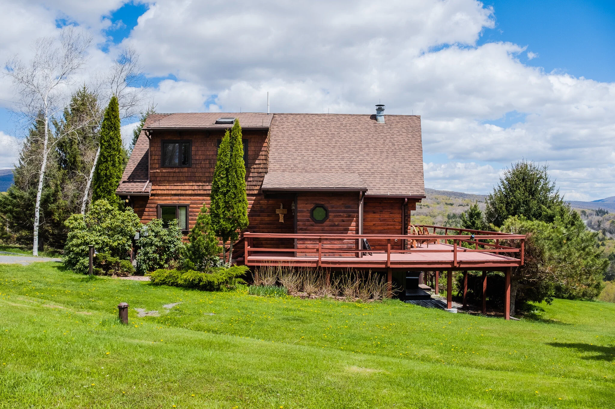 Hillside chalet 5 mins to Belleayre with hot tub, fireplace, and