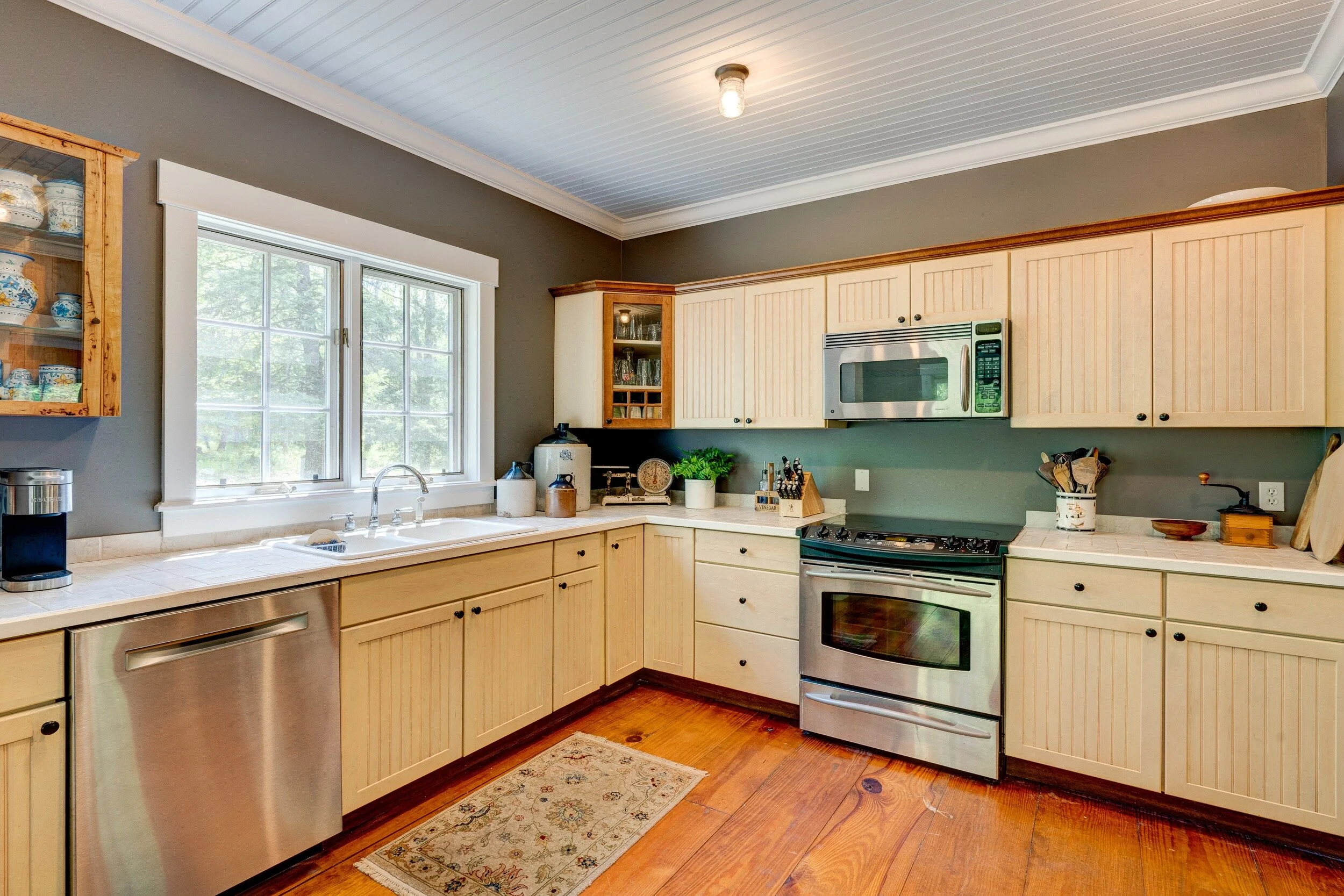 Chic Catskills farmhouse rental in Narrowsburg with pool, tennis court