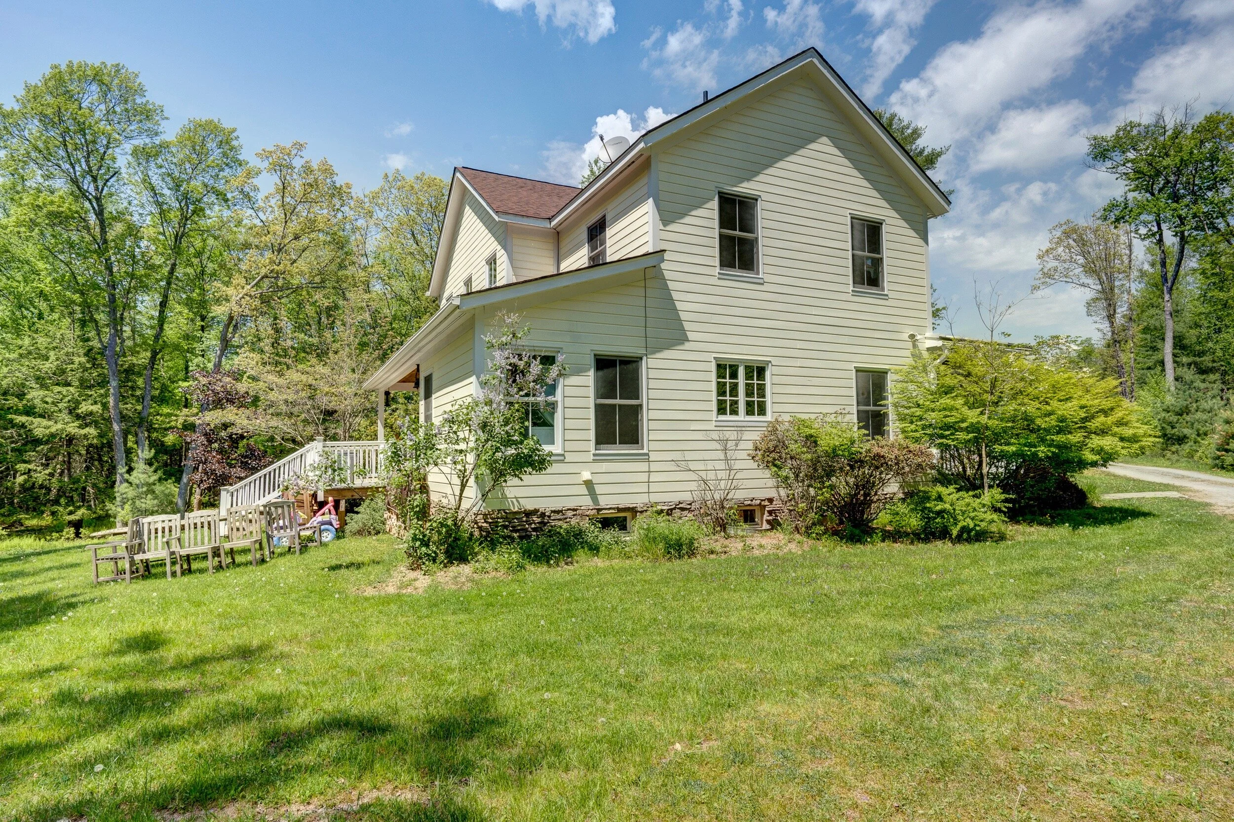 Chic Catskills farmhouse rental in Narrowsburg with pool, tennis court