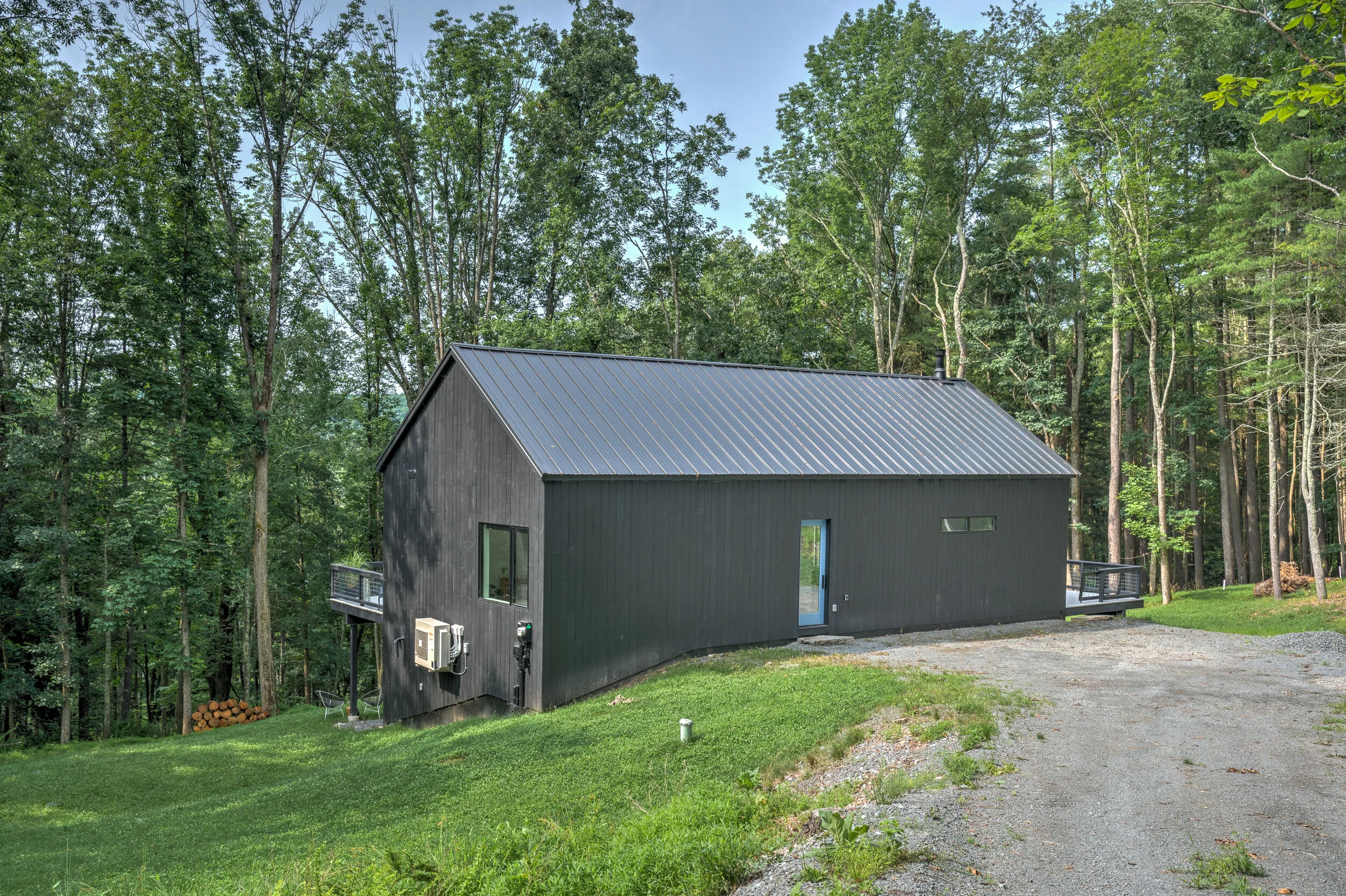 Modern 2BR cabin outside scenic Narrowsburg New York for rent Red