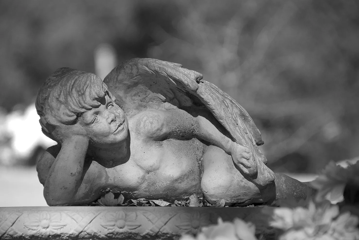 Jamestown Cemetery Cherub Reclining.jpg