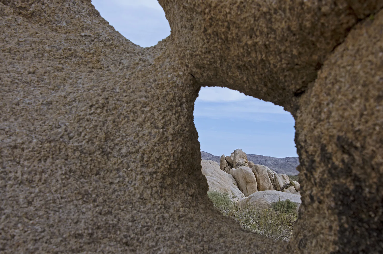 Joshua Tree NP - Stirrup Tank Area 03 Peek-a-Boo Rock.jpg