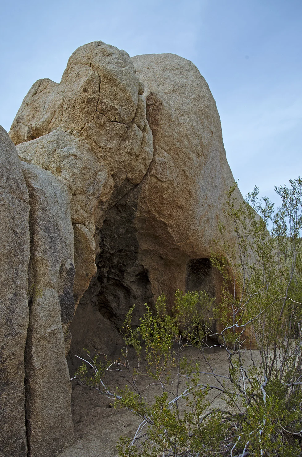 Joshua Tree NP - Stirrup Tank Area 04 Alcove Rock.jpg