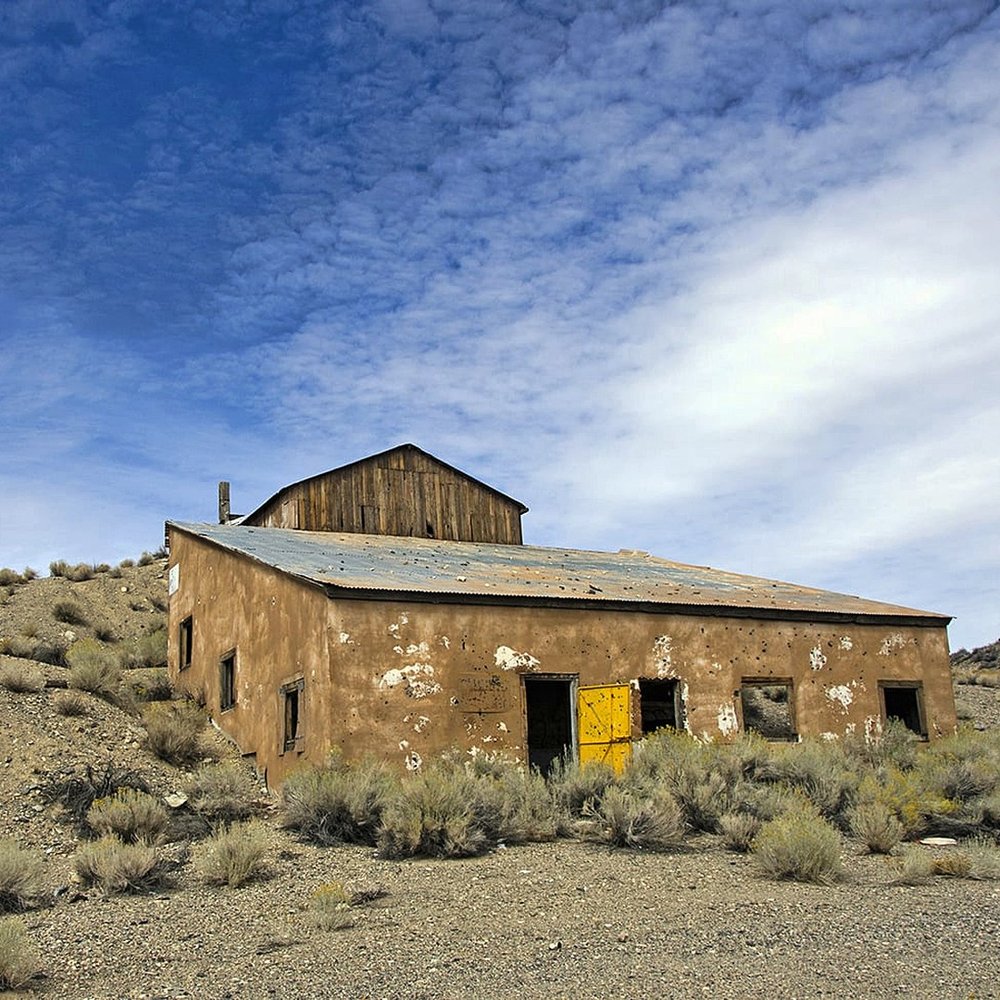 An old mill building.
.
.
.
.
.
#nevada #nevadabackroads #urbex #nevadaurbex #roadtrip #nopeople #exploratography #goldmine #goldmill #mining #desert #abandonedbuilding #nevadamining #haunted #lidanevada