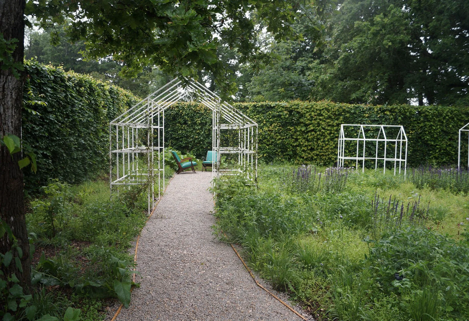 Фестиваль садов во французском городе Chaumont-sur-Loire Май, 2016 год Проект был отобран для участия в международном конкурсе фестиваля садов во французском городе Chaumont-sur-Loire, темой которого стали «Сады грядущей эпохи». Наш сад — ностальгическая память о крошечных советских дачах на шести сотках. Легкие конструкции-остовы парников уже почти заросли диким лугом, но мы еще видим остатки культурных растений – патиссонов, тыкв, малины, космеи, укропа, - и дачного быта – старой бочки для полива, мебели 60-х годов, книг, журналов, эмалированной посуды. Нам было важно, что все растения в проекте можно найти на российских лугах. Желтые свечки репешка обыкновенного и яркие соцветия васильков как будто переместились с обочины дороги Никола-Ленивца во Францию. Звуковое сопровождение проекта создал российский саунд-художник Владислав Сорокин, чтобы подчеркнуть атмосферу символических моментов, которые еще с детства остались в сознании от проведенных на даче каникулах. Сайт конкурса : www.domaine-chaumont.fr Идея проекта: Антон Кочуркин "8 lines", Анна Андреева, Мария Ашкова и Александра Соколова. Ландшафт и декор: Alphabet city. Архитектура: 8 Lines. В реализации проекта приняли участие : Лиза Цаплина, Марион Израэль, Борис Кондаков-Железный Проект осуществлен при поддержке Institut Francais Russie и компании «Новый Парк», посуда предоставлена Moloko Shop Kitchenware