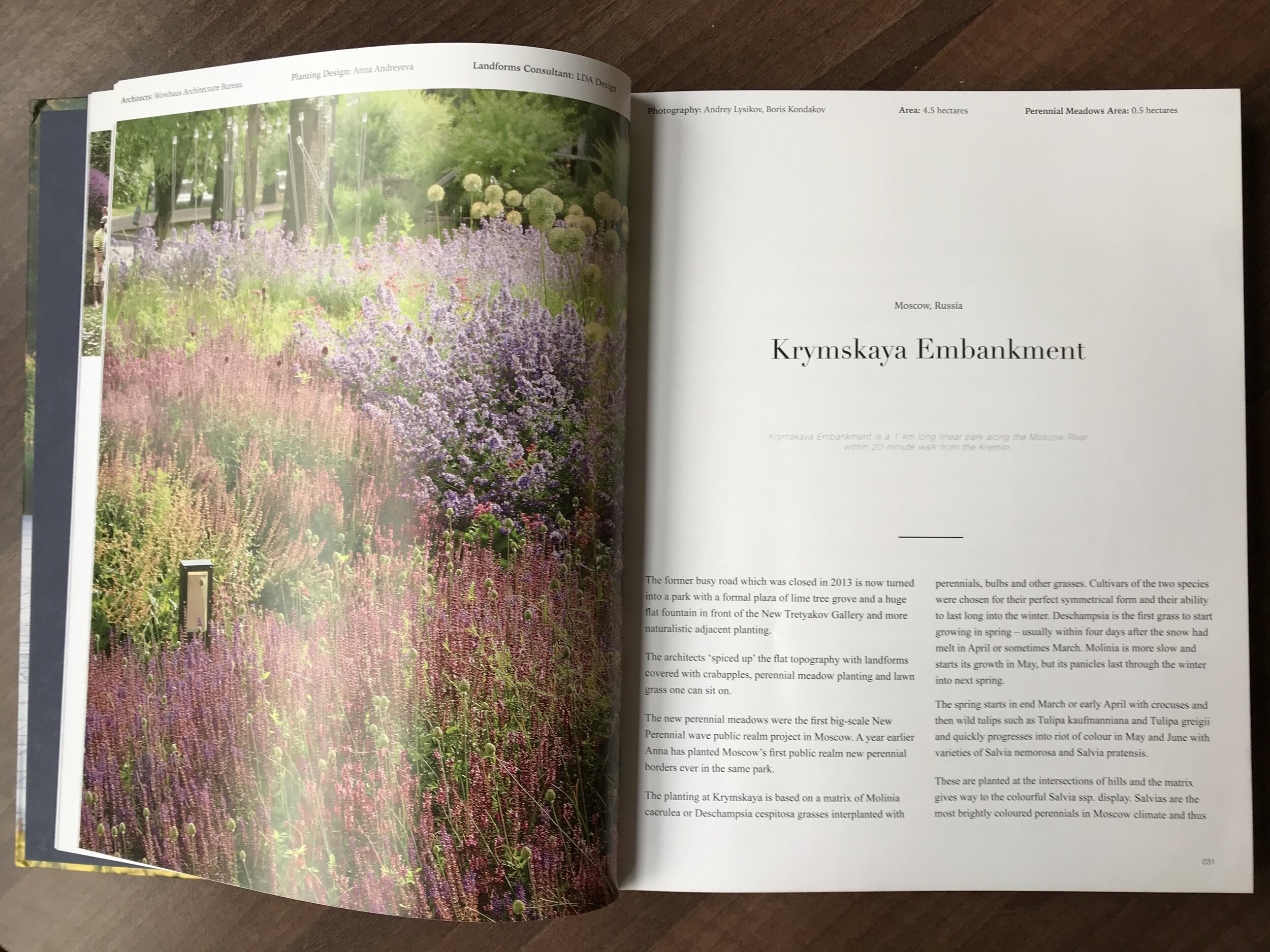  Plants are an important element in landscape architecture. The quality and effect of landscape are directly affected by planting design decisions. The book selects excellent landscape projects recently completed in which planting plays an important 