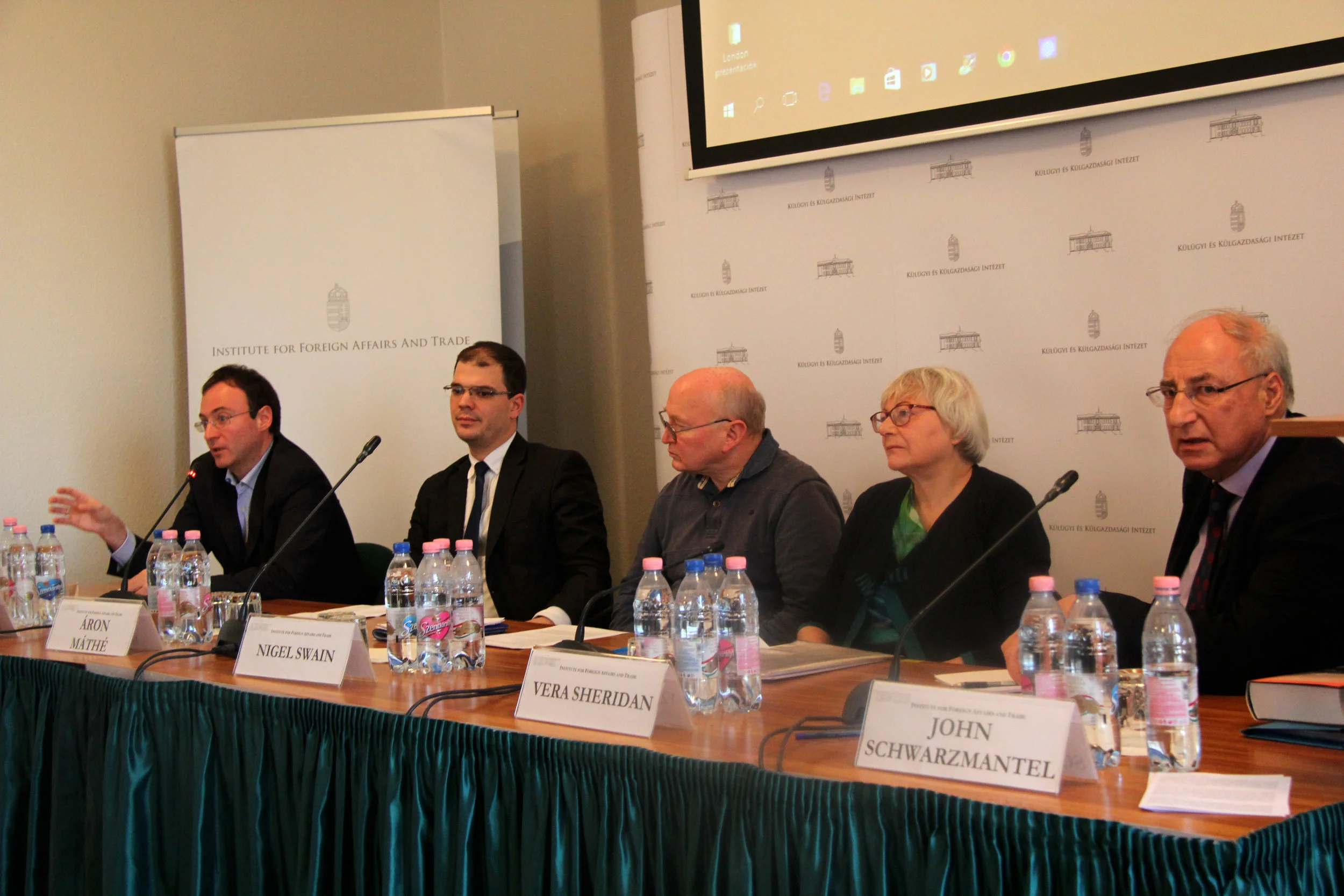 Round Table. The social impacts of 1956