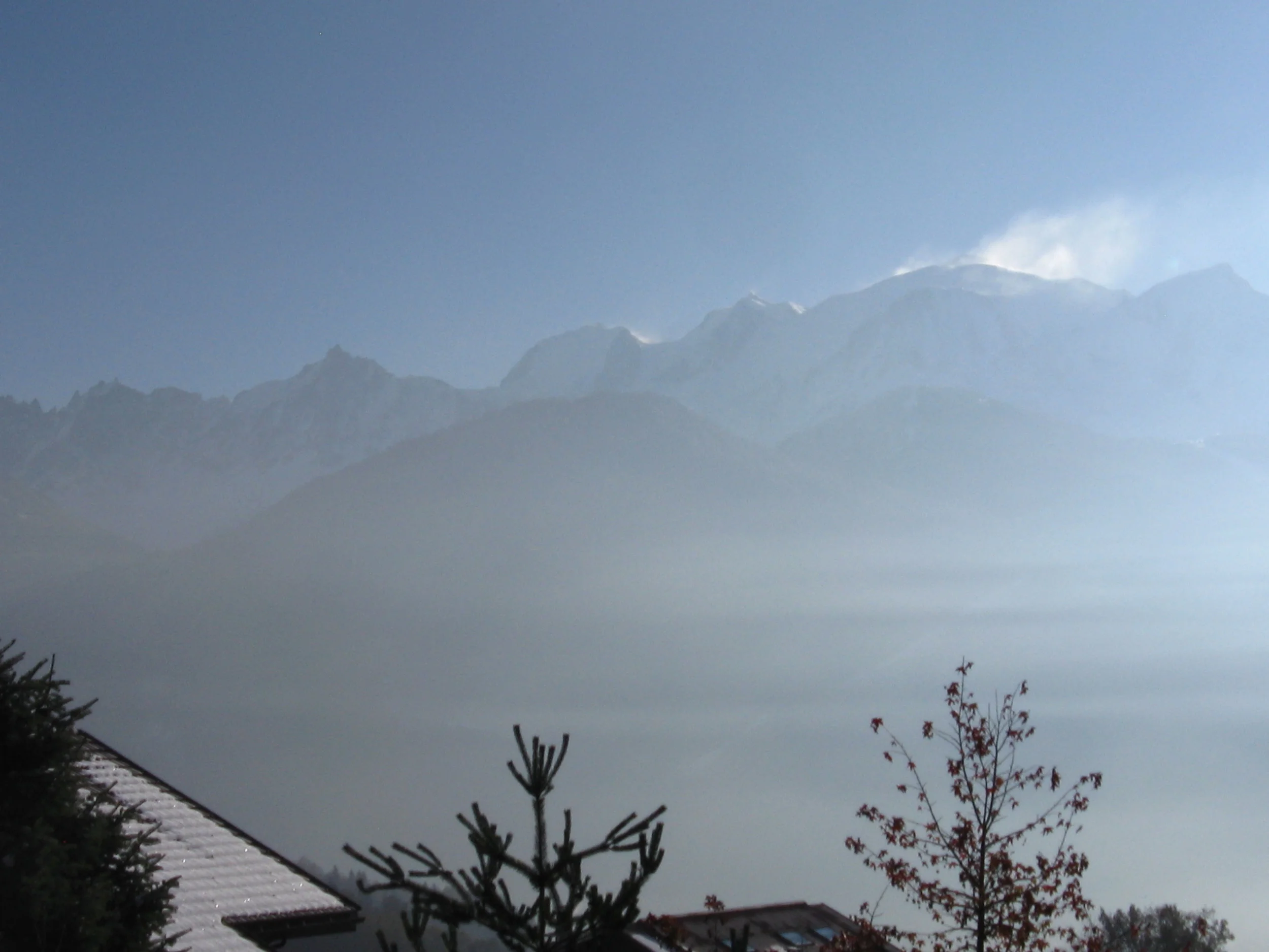 28.11.2013 niveau d'inversion des températures élevé, tout le pays du Mont-Blanc baigne dans la couche de pollution