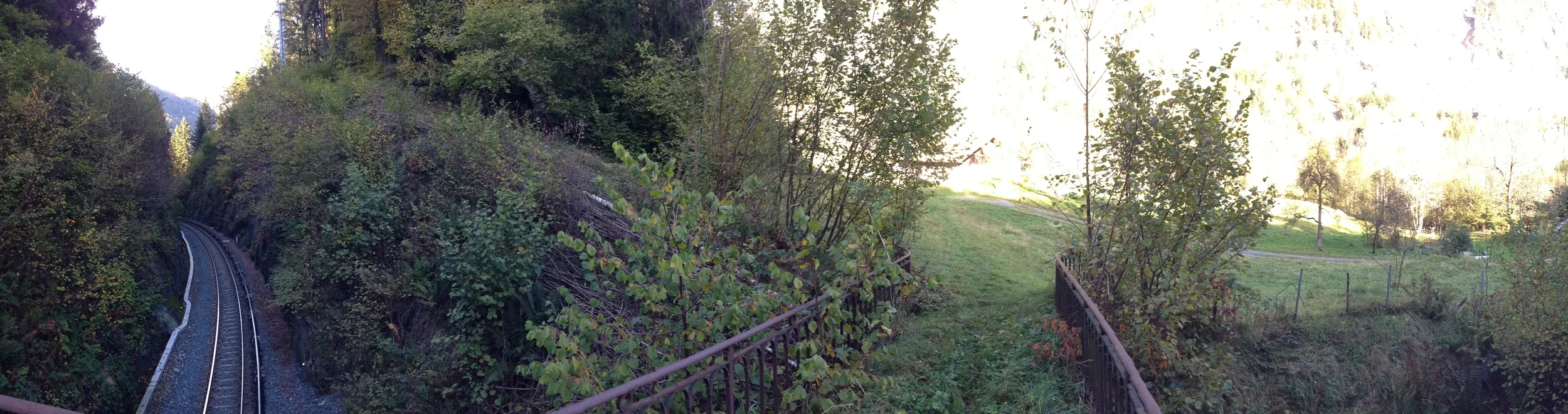 A droite de la voie ferrée en descendant, une passerelle existe déjà et ouvre la possibilité de créer un passage au plus court, depuis le chemin des diligences jusqu’aux Mouilles (au fond de Vaudagne), pour rejoindre les Montées Pelissier, Le Lac etc.