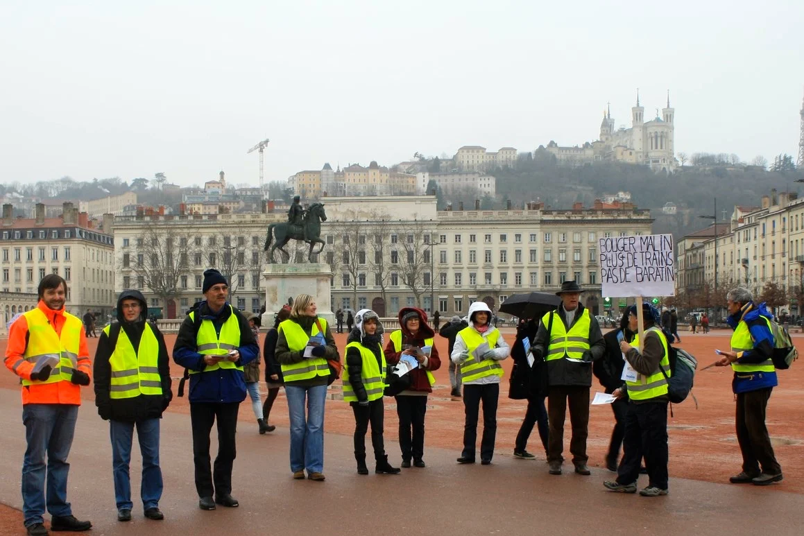 Distribution de tracts "des trains, de l'air!" à Lyon - 24 janvier 2015