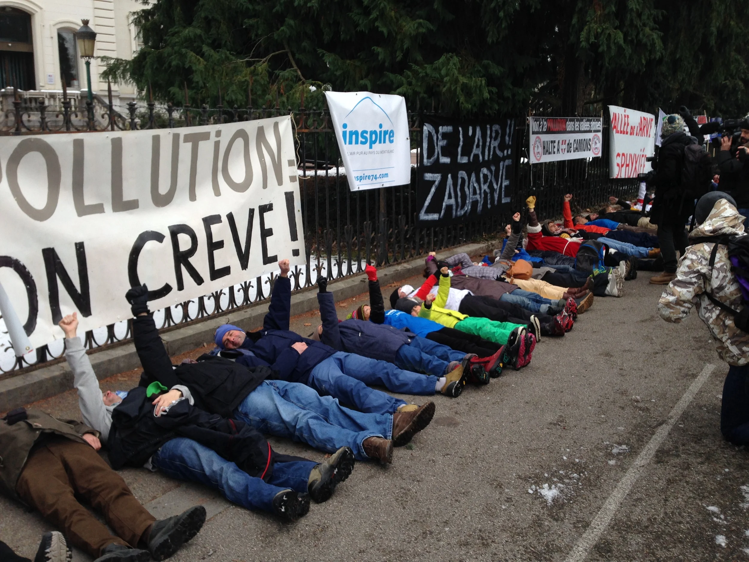 Allongés devant la préfecture pour symboliser les 60 morts annuels de la pollution de l'air dans la vallée de l'Arve