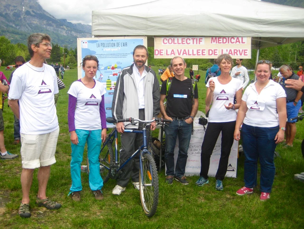 Stand du Collectif Médical de la Vallée de l'Arve. Dr François MORICE généraliste La Roche-sur-Foron - Dr Virginie SINIZERGUES généraliste Passy - Dr Patrick BROIN cardiologue, chef du service de cardiologie, hôpital Sallanches - Dr Jacques VENJEAN médecin du travail allergologue Cluses - Cécile BUVRY généraliste Passy - Dr Emmanuelle DESSIOUX pédiatre, chef du service Pédiatrie, hôpital Sallanches