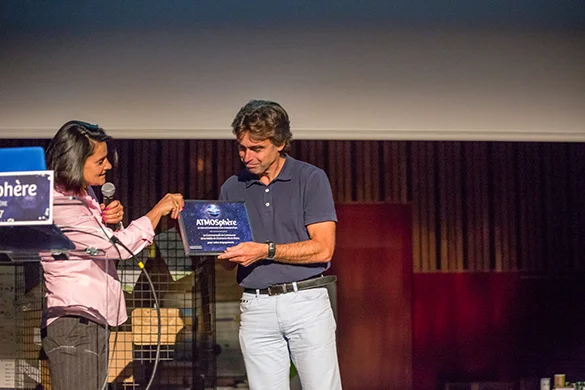 Remise du certificat d'engagement à Éric Fournier