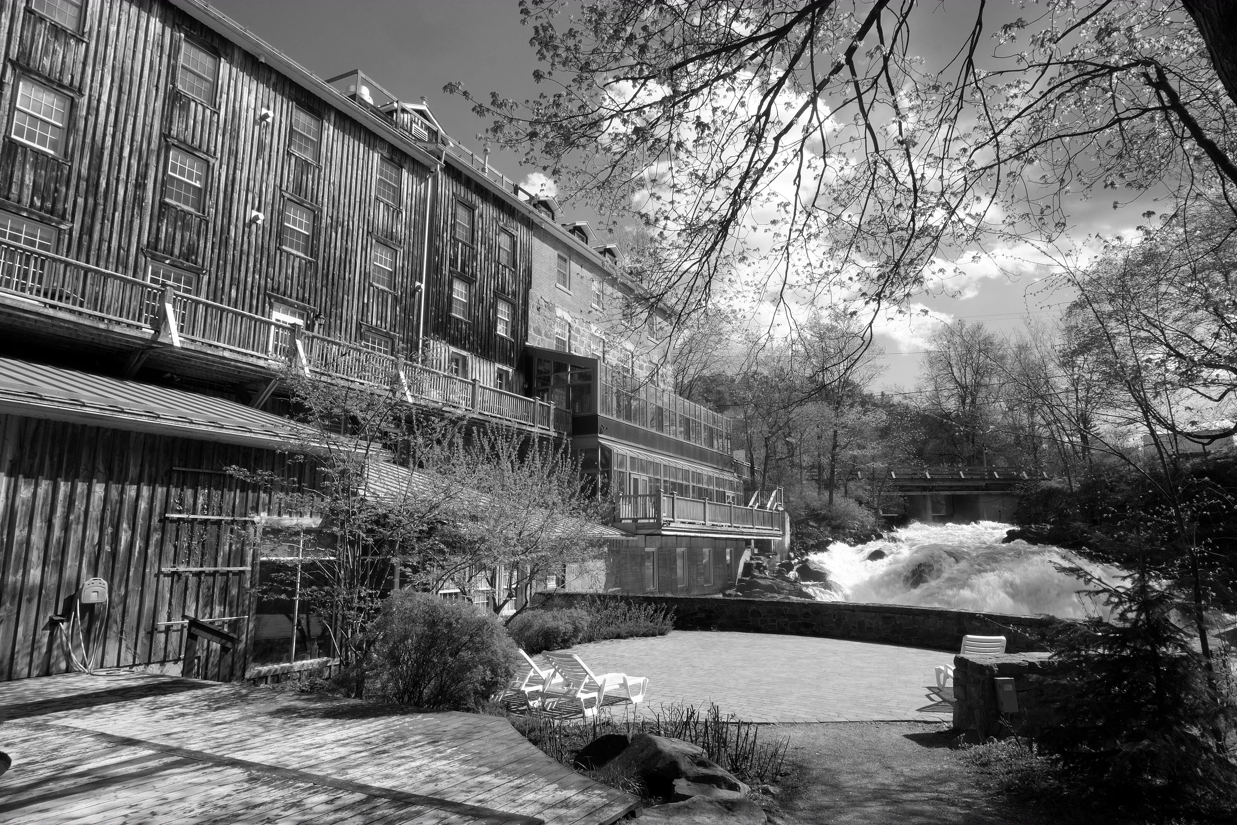 Wakefield Inn. Fujifilm X-E1 with 14mm. ISO 200, 1/40 sec at f/22.