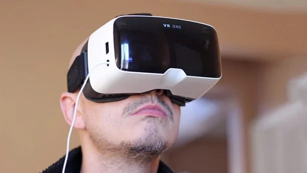 The Zeiss VR One, a virtual reality headset with a slide-out tray for the iPhone 6 (Photo: Will Shanklin/Gizmag.com).