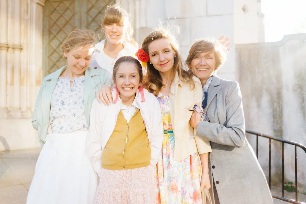 Dans cette image, on voit un thème fleuri et très 70's s'imposer, c'est simple et efficace. Les couleurs sont claires, douces et gaies (pas de noir ni de bleu marine)... On aurait même pu se passer du gris du manteau !