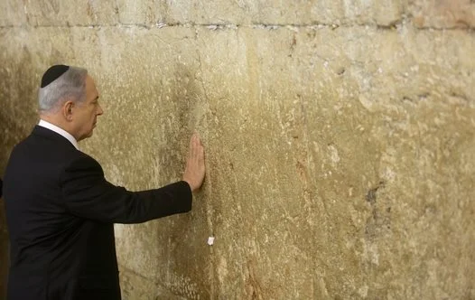  After the victory, the Prime Minister went to the Western Wall to say a prayer of thanks.