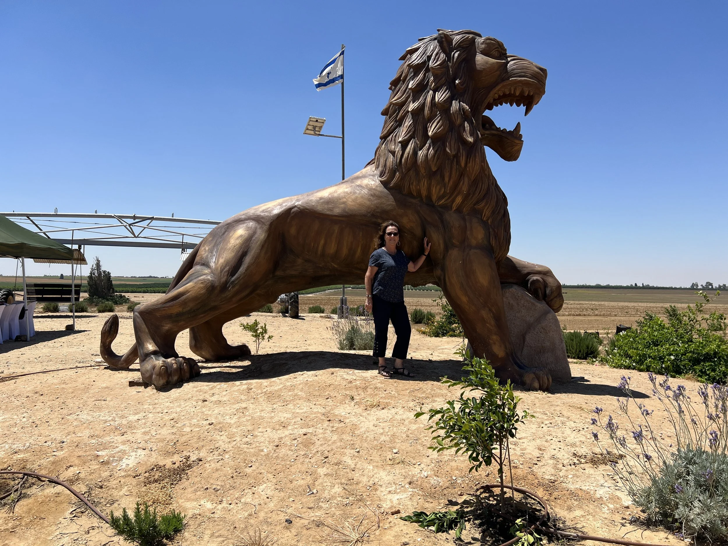 A Lion Roars in Honor of the Victims of Nir Oz (Video)
