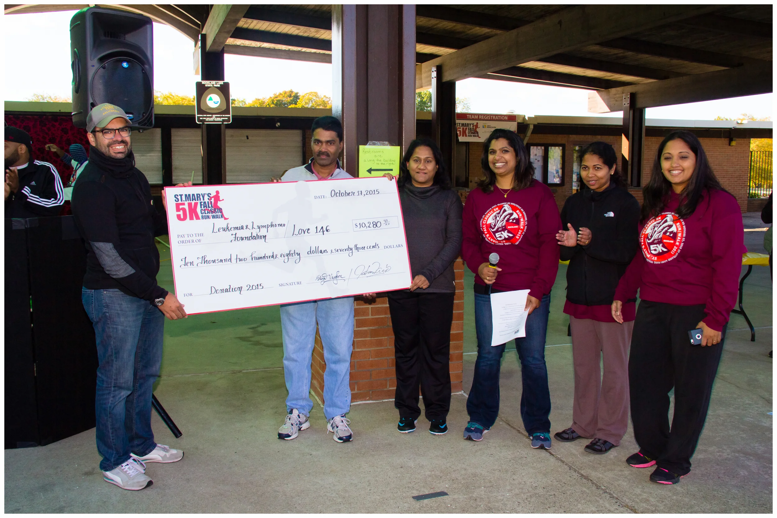 2015 Committee Handing over the Check