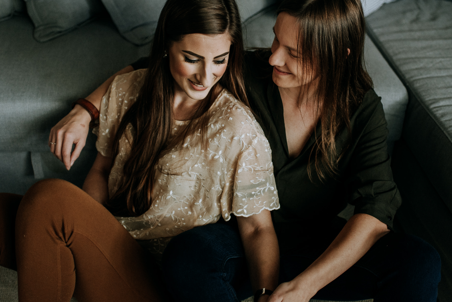 8-sara-rogers-photography-lgbtq-same-sex-cozy-in-home-session-lorenzailenia-4146.jpg