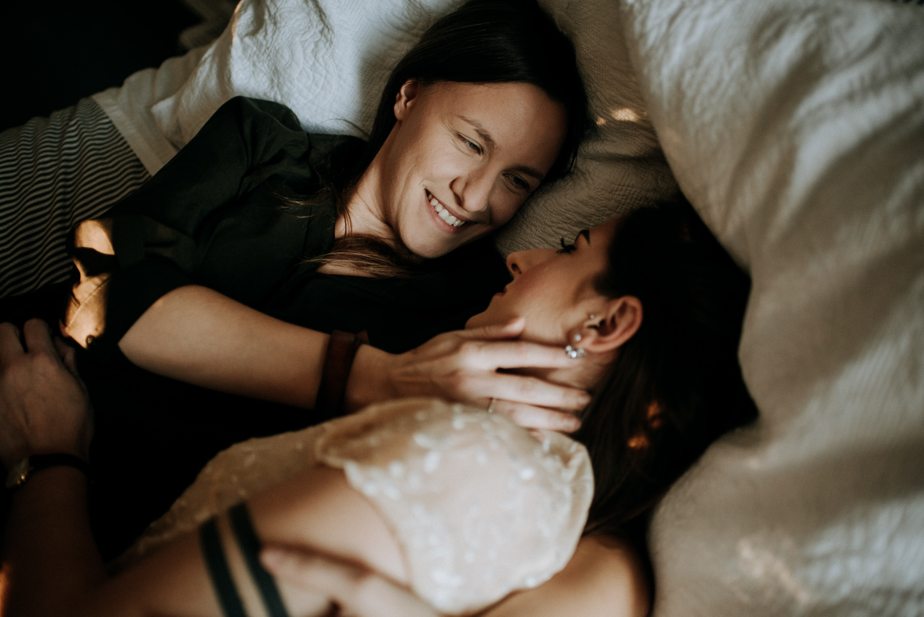 29-sara-rogers-photography-lgbtq-same-sex-cozy-in-home-session-lorenzailenia-4370.jpg
