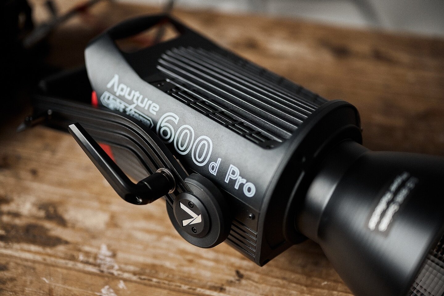 For this weeks #FixtureFocus we're taking a look at the @aputure.lighting Light Storm 600d Pro COB LED. Despite the name being a bit of a mouthful, Aputure's next evolution from the very popular 300d is a formidable piece of kit. This point source li